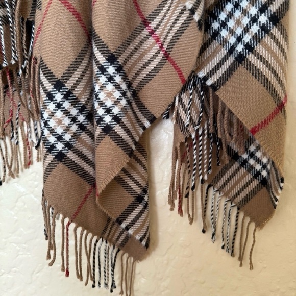 Beautiful Cape/shawl - Picture 4 of 4